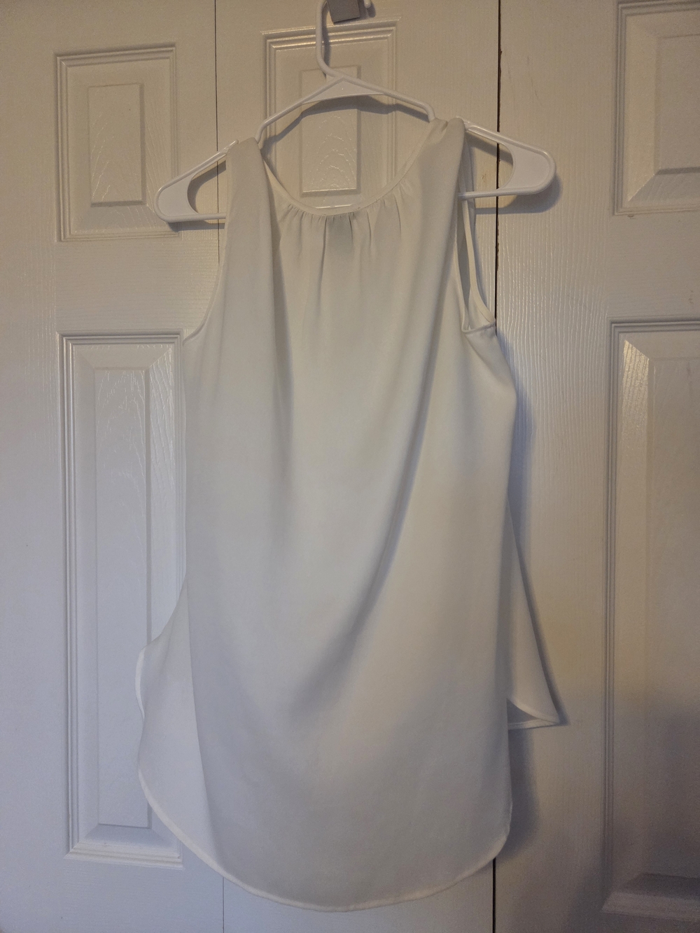 Ann Taylor White V-Neck Dual Pocket Sleeveless Blouse - Picture 2 of 3